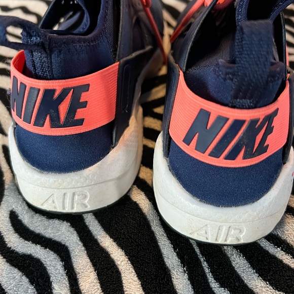 Youth Nike Running Shoe - Picture 2 of 8